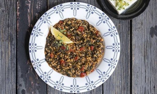 Σπανακόρυζο κοκκινιστό από τον Άκη Πετρετζίκη