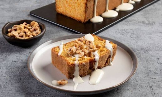 Εύκολο και πεντανόστιμο κέικ καρότο από τον Άκη Πετρετζίκη