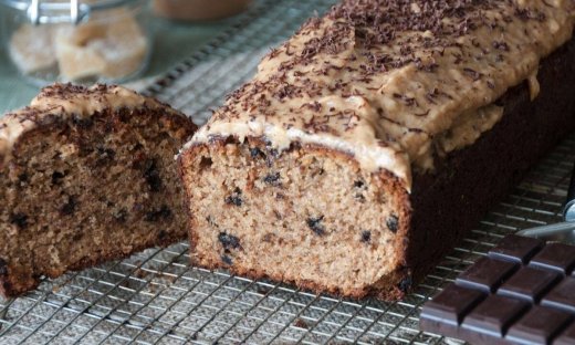 Κέικ μπανάνας με φιστικοβούτυρο από τον Άκη Πετρετζίκη