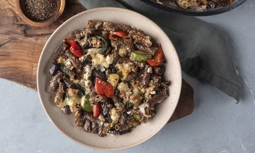Μεσογειακό ογκρατέν λαχανικών με ριγκατόνι χαρουπιού από τον Άκη Πετρετζίκη