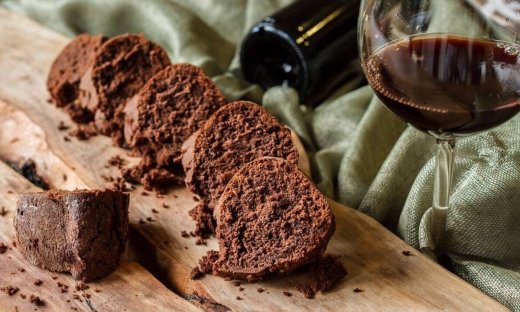Κέικ σοκολάτας με κόκκινο κρασί από τον Άκη Πετρετζίκη