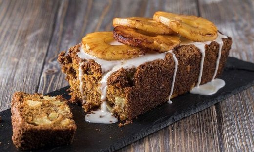 Κέικ καρότο με ανανά από τον Άκη Πετρετζίκη