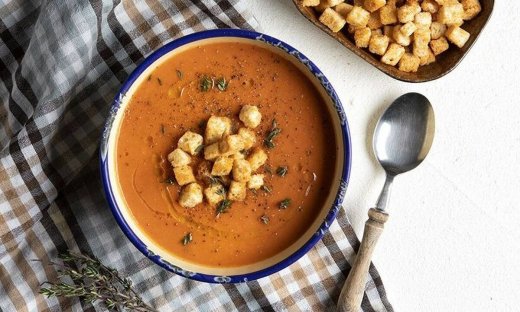Ντοματόσουπα με ψωμί από τον Άκη Πετρετζίκη