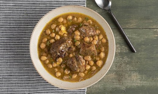 Χοιρινό με ρεβίθια και πορτοκάλι από τον Άκη Πετρετζίκη