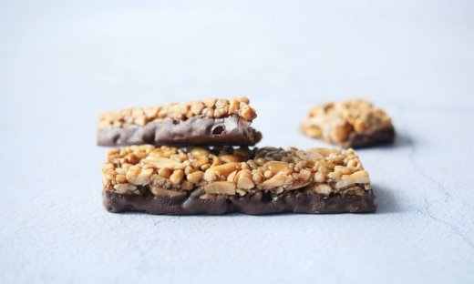 Σπιτικές μπάρες με φιστίκια και μαύρη σοκολάτα