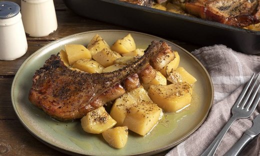 Χοιρινές μπριζόλες λεμονάτες με πατάτες στον φούρνο από τον Άκη Πετρετζίκη