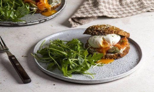 Ψωμάκια ολικής με βρόμη και καρότο από τον Άκη Πετρετζίκη