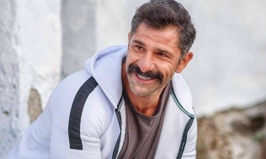 Δημήτρης Καμπόλης: «Με στοιχειώνει που δεν πρόλαβα να πω αντίο στους γονείς μου»