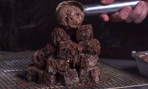 Λουκουμάδες από κέικ μπανάνας από τον Άκη Πετρετζίκη