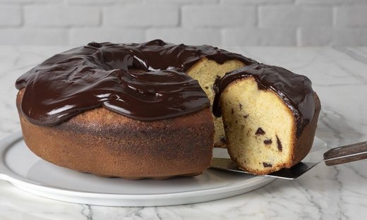 Σιροπιαστό κέικ πορτοκαλιού με κομμάτια σοκολάτας