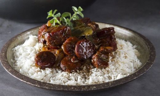 Χοιρινή τηγανιά με μαύρη μπίρα από τον Άκη Πετρετζίκη