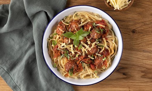 Vegan μακαρονάδα με κεφτεδάκια από τον Άκη Πετρετζίκη