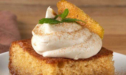 Ραβανί με μοντέ λευκής σοκολάτας από τον Άκη Πετρετζίκη