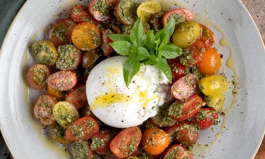 Σαλάτα caprese με ντοματίνια και πέστο βασιλικού από τον Άκη Πετρετζίκη