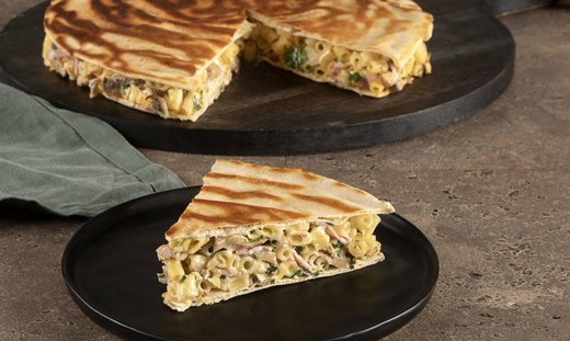 Εύκολη μακαρονόπιτα στο τηγάνι από τον Άκη Πετρετζίκη