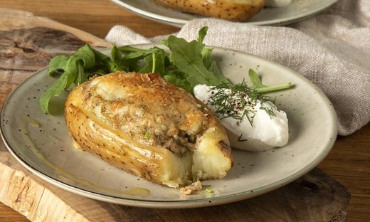 Πατάτες γεμιστές με καπνιστό τόνο από τον Άκη Πετρετζίκη