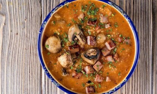 Τραχανάς με ντομάτα, ζαμπόν και μανιτάρια από τον Άκη Πετρετζίκη