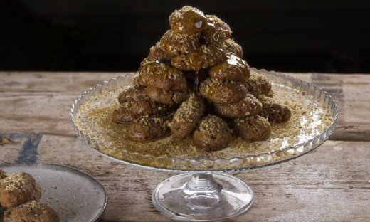 Μελομακάρονα γεμιστά με δαμάσκηνα από τον Άκη Πετρετζίκη