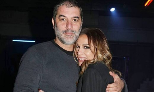 Δείτε τον Βασίλη Μπισμπίκη να αποθεώνει τη Δέσποινα Βανδή στη σκηνή - Η τρυφερή αφιέρωσή της!