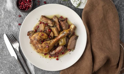 Χριστουγεννιάτικο κοτόπουλο με μήλα και ρόδι στον φούρνο από τον Άκη Πετρετζίκη