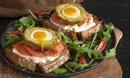 Τραγανό αβοκάντο με αυγό από τον Άκη Πετρετζίκη