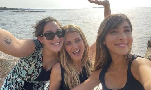 Νατάσα Θεοδωρίδου: Σε νέα βίντεο με ξέφρενο χορό και τις κόρες της