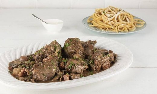 Κόκορας κρασάτος από τον Άκη Πετρετζίκη