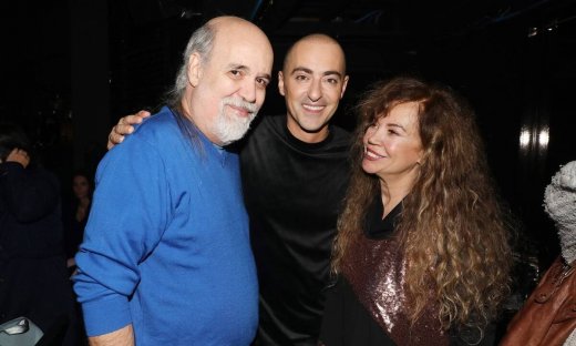 Ελένη Δήμου: Κοιτά τον άνδρα της στα μάτια μετά από 36 χρόνια γάμου και... λιώνει!