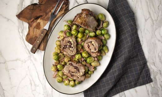 Χοιρινό ρολό γεμιστό με blue cheese και cranberries από τον Άκη Πετρετζίκη!