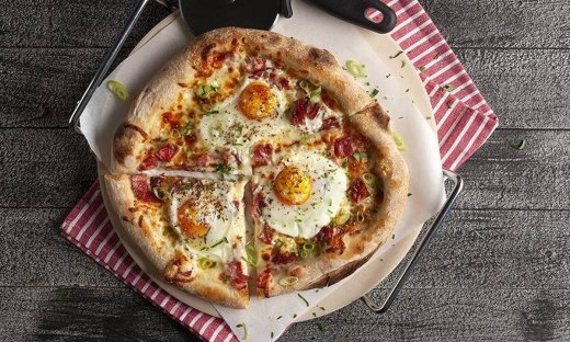 Πίτσα με αβγά από τον Άκη Πετρετζίκη