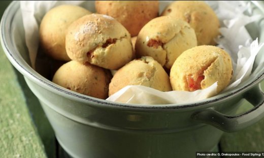 Πεντανόστιμα τυροπιτάκια με κοτόπουλο από τον Άκη Πετρετζίκη