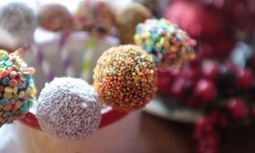 Χριστουγεννιάτικα cake pops από τον Άκη Πετρετζίκη