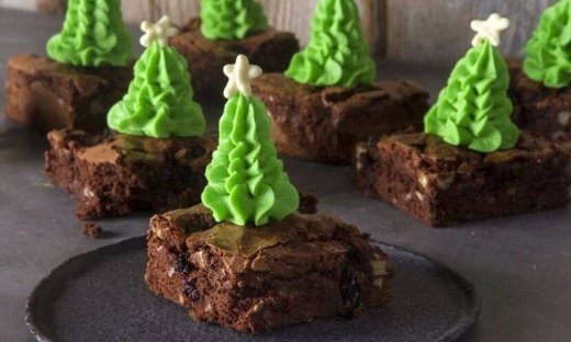 Χριστουγεννιάτικα brownies με κεράσια γλασέ από τον Άκη Πετρετζίκη