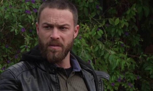 Άγρια γη: Η Όλγα υποψιάζεται ότι ο Χρήστος κρύβεται στο σπίτι του Άρη