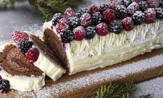 Χριστουγεννιάτικος κορμός με φρούτα του δάσους από τον Άκη Πετρετζίκη