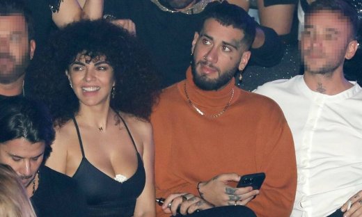 Μαρία Σολωμού: Βραδινή έξοδος με τον Mente Fuerte - Tο σέξι outfit και το λουλούδι στο μπούστο!