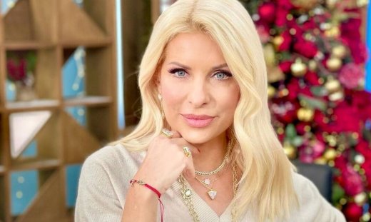 Ελένη Μενεγάκη: Το ταξίδι στην Άνδρο με τον Μάκη, το φόρεμα υπερπαραγωγή  και ο λαμπερός καλεσμένος!