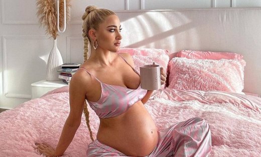 Ιωάννα Τούνη: Πόζαρε ολόγυμνη και πασπαλισμένη με χρυσόσκονη λίγο ημέρες πριν γεννήσει