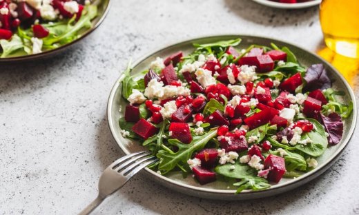Σαλάτα για το γιορτινό τραπέζι με παντζάρια και αβοκάντο
