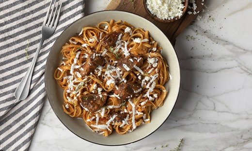 Μοσχαράκι κοκκινιστό με λαζανάκι από τον Άκη Πετρετζίκη