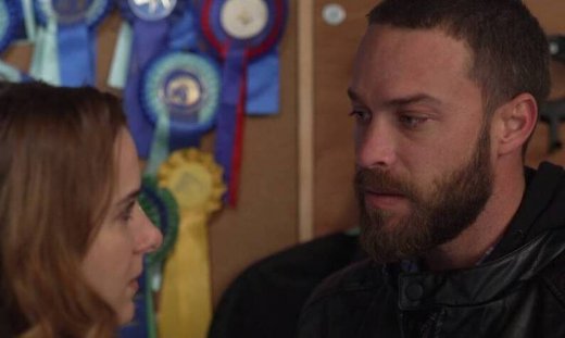 Άγρια γη: Ο Άρης μαθαίνει τυχαία απ’ την Ελπίδα την πραγματική καταγωγή του Αλέξη και ταράζεται