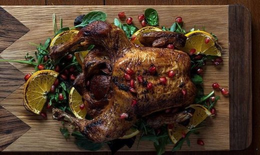 Ψητό κοτόπουλο με χριστουγεννιάτικα μπαχαρικά από τον Άκη Πετρετζίκη!