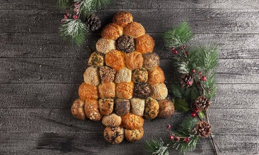 Χριστουγεννιάτικα ψωμάκια γεμιστά με τυρί από τον Άκη Πετρετζίκη