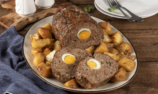 Ρολό κιμά με πατάτες στον φούρνο από τον Άκη Πετρετζίκη