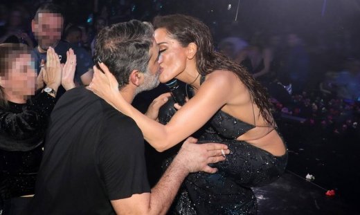 Δέσποινα Βανδή – Βασίλης Μπισμπίκης: Παθιασμένα φιλιά στην πίστα την παραμονή των Χριστουγέννων!