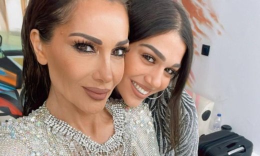 Η φωτό της Μελίνας Νικολαΐδη με τη Δ. Καμπούρη & το γιορτινό μανικιούρ