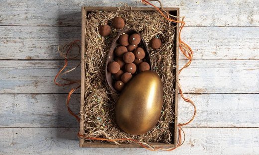 Σοκολατένιο αυγό γεμιστό με τρουφάκια από τον Άκη Πετρετζίκη