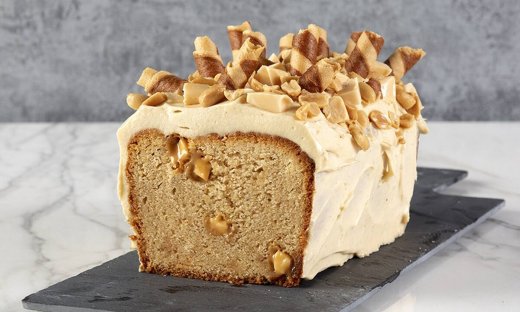 Λαχταριστό κέικ με φιστικοβούτυρο και καραμέλες από τον Άκη Πετρετζίκη
