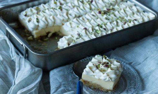 Ο Άκης Πετρετζίκης φτιάχνει εκμέκ με βασιλόπιτα