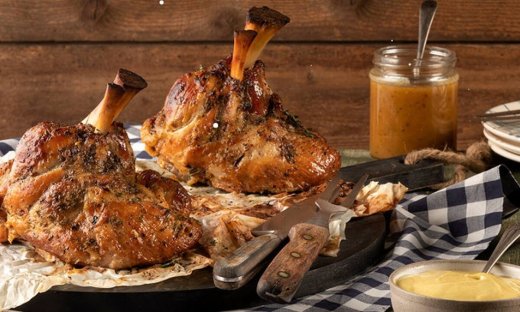 Χοιρινό κότσι κλέφτικο από τον Άκη Πετρετζίκη